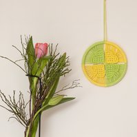 Kruhová macramé dekorace - Čtyřlístek pro štěstí - žlutý
