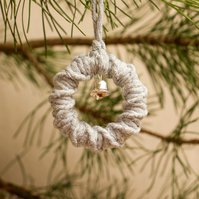 Vánoční macramé dekorace - kroužek šedý se zvonečkem