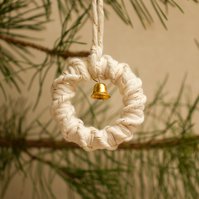 Vánoční macramé dekorace - kroužek béžový se zvonečkem