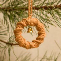 Vánoční macramé dekorace - kroužek hnědý se zvonečkem